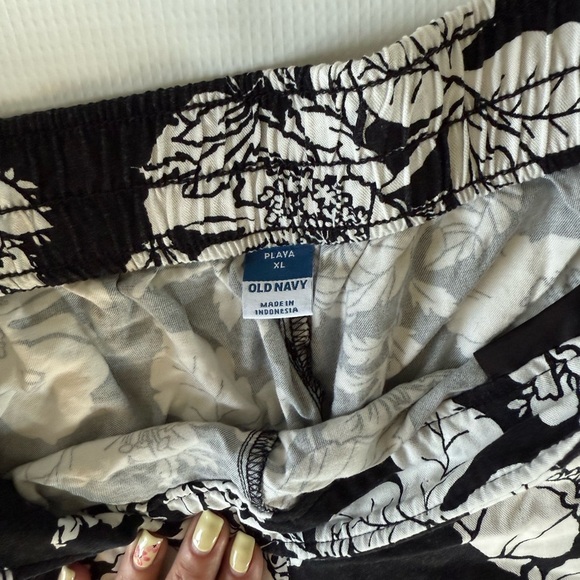 Old Navy Monochrome Floral Soft Shorts - Picture 4 of 4